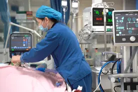 外卖小哥一度呼吸衰竭 医院成功救回后又为他免去部分治疗费用图片