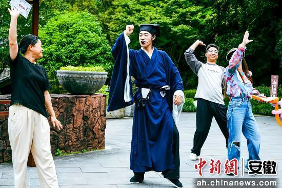 齐云山国庆期间推出70项100余场互动演艺场景