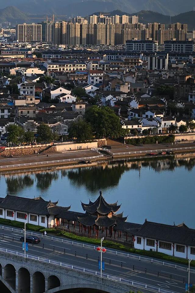 中国最魔幻的城市，“打包”全球