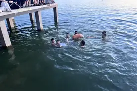 武汉凌波门两人不慎先后溺水，众人紧急救援，更多热心人还在寻找中图片
