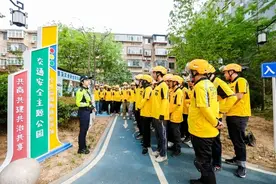 一批外卖骑手，在济南获得“等灯等灯奖”图片