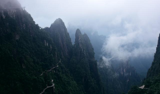 云雾缭绕五指峰