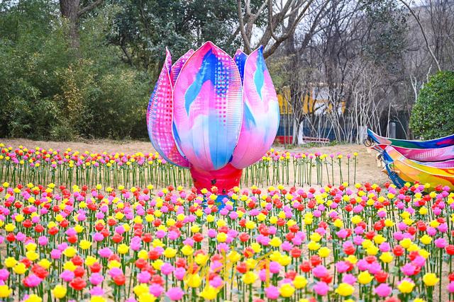 泉畔花灯璀璨迎春，秦琼主题灯组彰显历史风韵