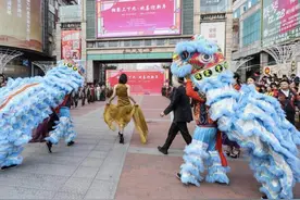 2025年元旦迎新年街头快闪活动亮相广州上下九骑楼街图片