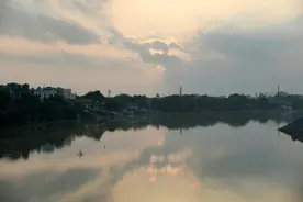 印度一船只在恒河倾覆 6人失踪图片
