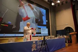 太炫酷了！外籍专家在静安校园上演化学“魔法秀”图片