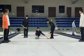 北京延庆冰雪训练场馆暑期训练热火朝天图片