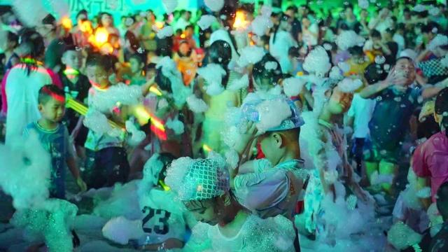 “飞钖一夏 畅游白河”2025白河县文旅消费季系列活动启动仪式暨首届泼水电音嘉年华火热开启