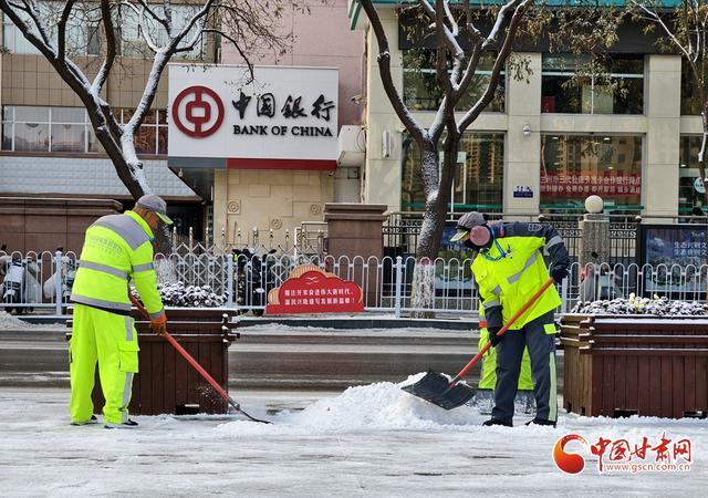 初雪漫兰州：中山桥畔银装展 白塔山下雪意浓