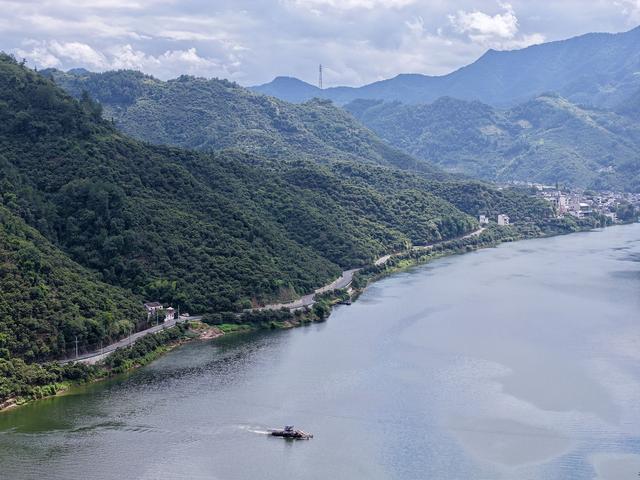 新安江山水画廊夏日风光好