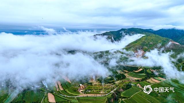 山西平陆雨后云雾升腾 织就田园仙境