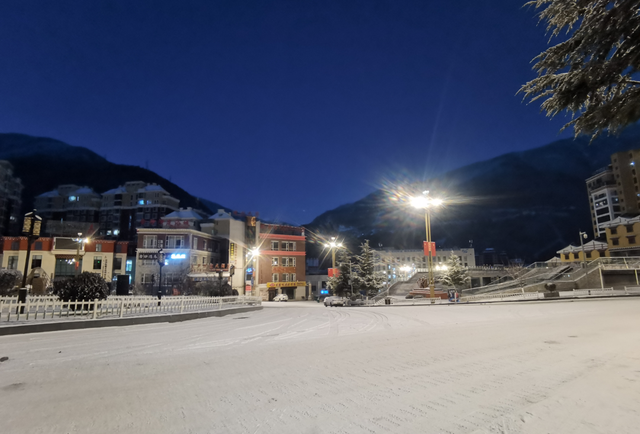 来这个小城看雪泡温泉，美哭了！