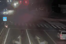 泰安一路口！三轮车闯红灯撞上半挂车！全责！图片