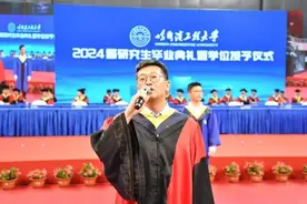 多所高校毕业典礼献上花样大合唱，有校长寄语学子成为“内核稳定”的新一代图片
