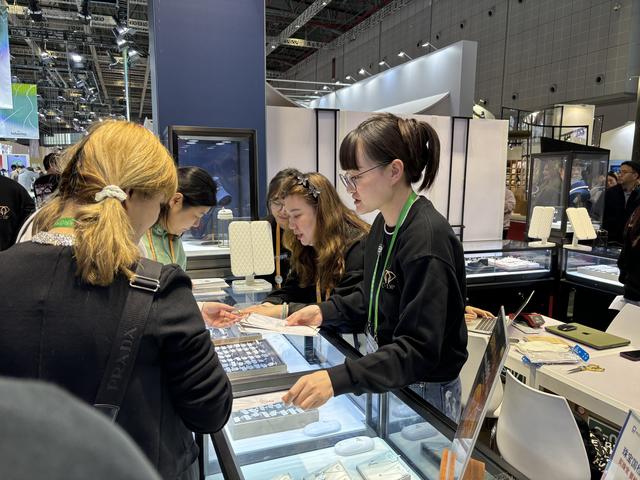 黄金、钻石产业转型升级进行时，实探进博会的“闪亮生意”