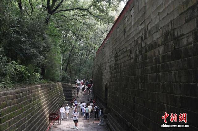民众走进南京明孝陵探秘世界文化遗产