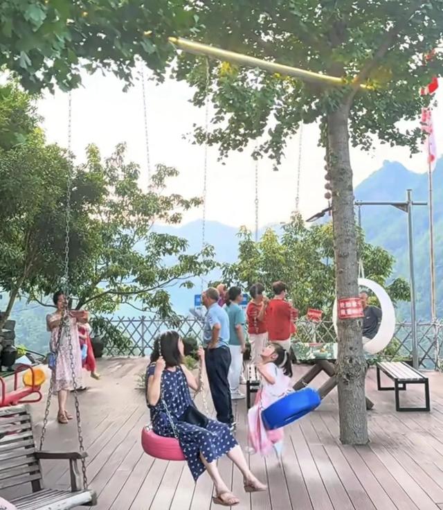 150元包吃包住，一日三餐,银发族的快乐年轻人也爱,“百元一日聚”最近一房难求
