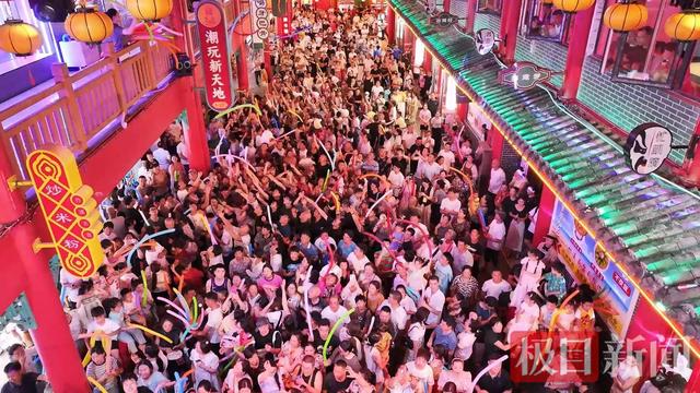 湖北竹溪开通免费夜游巴士，点亮假期夜间经济