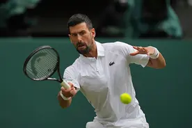 费德勒现场观赛，德约科维奇：我终于在他面前赢球了图片