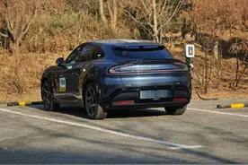 小米YU7路试图曝光，网友：友商压力拉满了图片