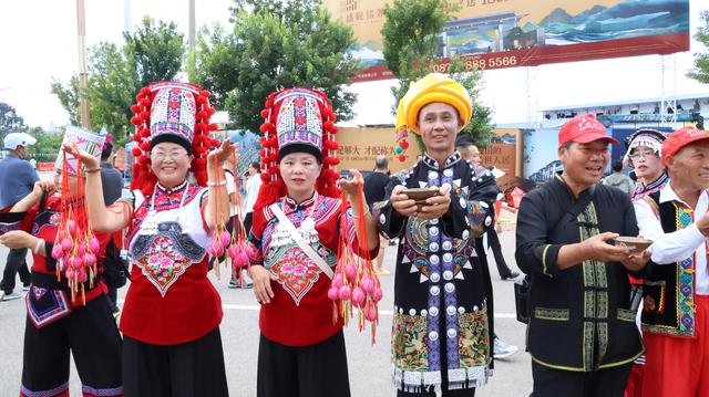 万人同跳弦子舞，长街共饮团结酒！砚山火把文化活动燃情绽放