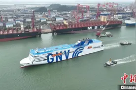 广船国际造豪华客滚船和双燃料集装箱船同日在穗交付图片