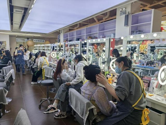 小城，何以生机勃勃｜洛阳老城区：以汉服文化引来天下客