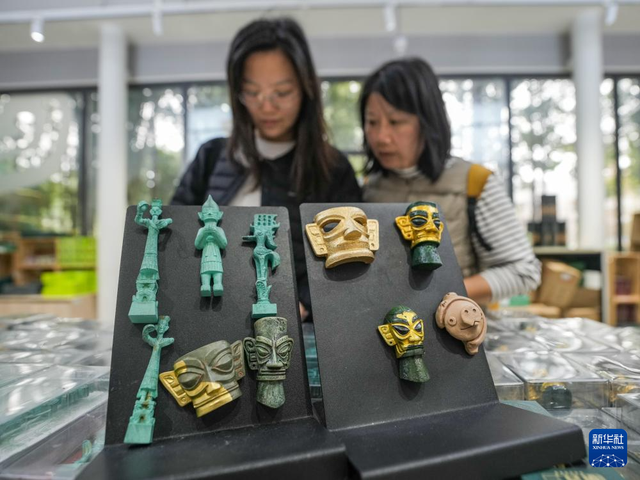 新时代中国调研行之文化中华｜文物的“新展厅”：三星堆文创潮玩的出圈密码