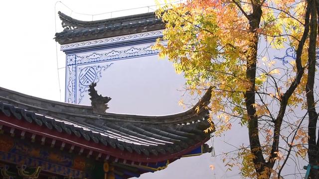 西冲玉带景区:徽派建筑与斑斓秋色的诗意交响