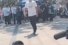 山东东平一公交车失控致11死，众多市民自发献血，献血点：用量很大，两台献血车在工作图片