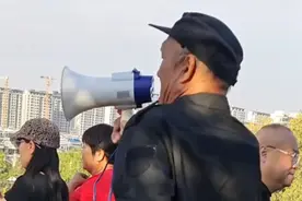 枣庄龟山公园大爷硬核喊话 保护粉黛花海图片