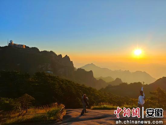 黄山之巅揽霞光 清凉秘境度盛夏