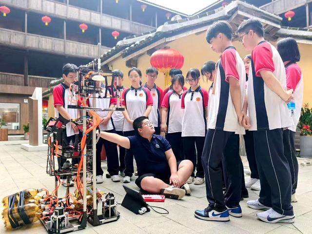 福建永定：“科学工作坊”为青少年点燃科创梦想