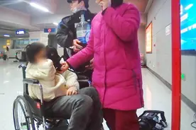 车厢内女乘客突发呼吸困难，他们从地铁站取来一件“急救神器”图片