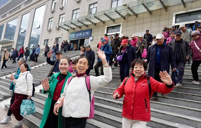 首趟！宝鸡至徽县旅游专列到站，千名游客沉浸式打卡“陇上江南”