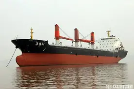 多人散落海面，有人趴在泡沫板上，有人抱桶漂浮……危急时刻，19名青岛船员出手了！图片