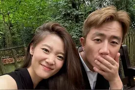 热搜爆了！演员黄轩官宣恋情，新发色配耳环太亮眼图片