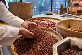 三工视频·新360行之火锅料理师｜让火锅在“热辣滚烫”间尽显“人间烟火味”图片