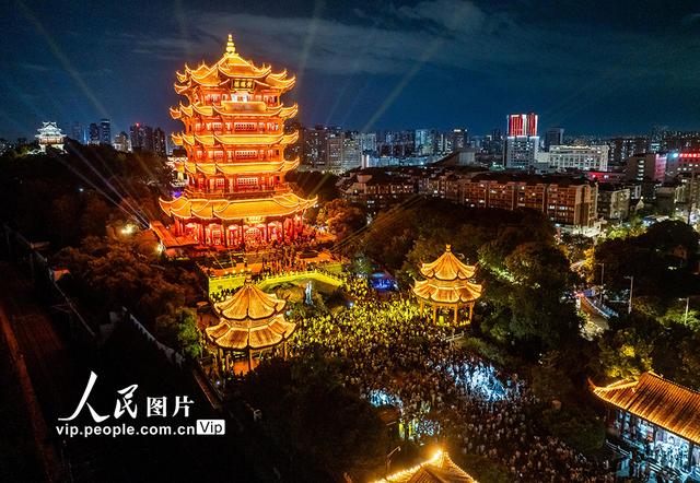 湖北武汉：夜游黄鹤楼