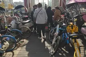 小8跑街|地铁航天城站外电动车及共享单车占道严重 行人通行难图片