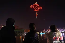 （新春走基层）夜空为幕  无人机表演点亮河北秦皇岛新春图片