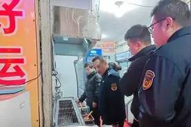 执法进行时丨整治烧烤油烟 净化城市烟火图片
