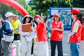 大学开学早、新生来报到，她成全家第七个上大人，听姜育恒等老师高唱老歌新曲图片