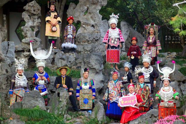 江苏苏州：贵州游客穿民族服饰游怡园，成为靓丽风景线