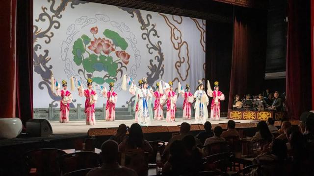 火出圈！王府井“空中戏院”成年轻人打卡新宠——