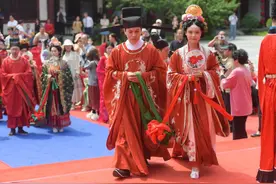 “520”婚俗新风尚图片