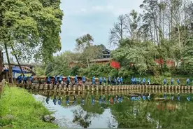 柳江写生赏春色 古镇挥毫绘春风 成都三中高中美术生“趣”户外绘自然图片