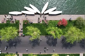 西湖边，很多人都被问住了！为啥没有栏杆？网友：这是“肌肉记忆”图片