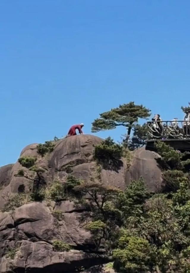 多名游客为打卡无视安全警示，翻越景区安全防护栏杆，攀爬至一处网红悬崖边缘拍照，江西上饶三清山景区回应：将加强巡逻