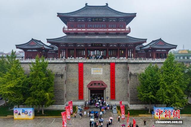 湖北襄阳：雨中古城文旅市场火热